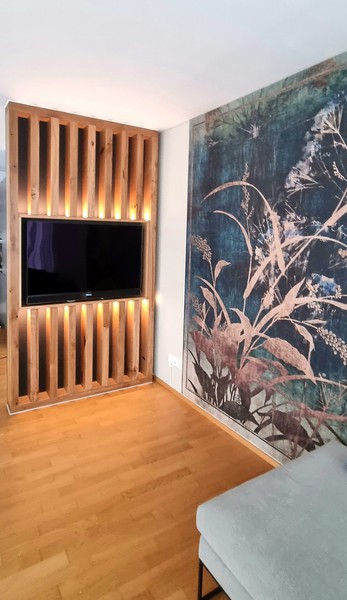 Innenausbau - TV-Wand mit Holzlamellen